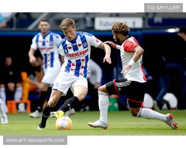 费耶诺德在与阿尔克马尔的比赛中3-2获胜,展现强劲实力。,费耶诺德首发 费耶诺德在与阿尔克马尔的比赛中3-2获胜,展现强劲实力。,费耶诺德首发